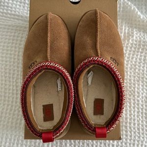 Ugg platform tazz slipper, size 8